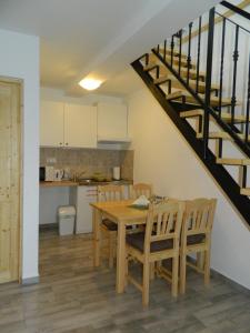 A kitchen or kitchenette at Família-Pelso apartmanház