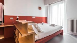 1 dormitorio con cama, escritorio y ventana en Italianway - Bassini 31 en Milán