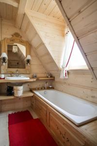 Łazienka w obiekcie TatryTop Osada Luxury Chalets Kościelisko