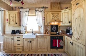 Kuchnia lub aneks kuchenny w obiekcie TatryTop Osada Luxury Chalets Kościelisko