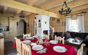 Część wypoczynkowa w obiekcie TatryTop Osada Luxury Chalets Kościelisko