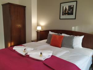 Un pat sau paturi într-o cameră la Hotel Stare Miasto Old Town