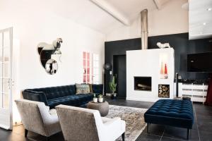 uma sala de estar com um sofá e cadeiras e uma lareira em Chambre d'Hôtes Etchebri em Anglet