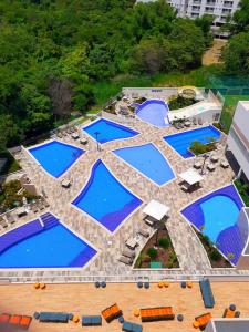 una vista aérea de un montón de piscinas en Prime Park Veredas, en Rio Quente