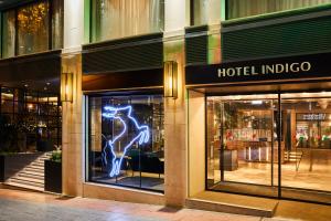 マドリードにあるHotel Indigo Madrid - Princesa, an IHG Hotelの窓に看板を持つホテルのインドコ店