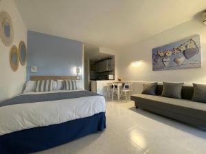 une chambre avec un lit et un canapé dans l'établissement MiNERVA, à Benalmádena 41 autres photos