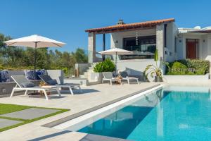 una villa con piscina e una casa di Villa Ampelaki - with heated pool a Kounoupidhianá