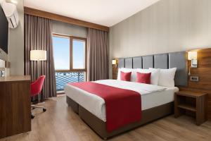 Postel nebo postele na pokoji v ubytování Ramada by Wyndham Van + 37 fotografií