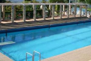 una gran piscina azul con barandilla metálica en VILLA Clôturée 6 Personnes dans LE LUBÉRON en Saint-Saturnin-dʼApt