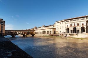 un puente sobre un río en una ciudad en Ponte Vecchio Luxury Penthouse en Florence