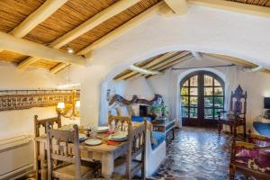 une salle à manger avec une table et des chaises dans l'établissement Charming Cottage Il Glicine a San Pantaleo, à San Pantaleo