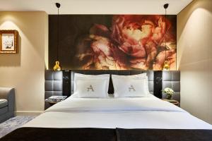 Säng eller sängar i ett rum på Akvarel Hotel