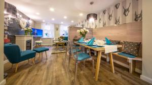 a dining room with a table and chairs at Luxuslodge Wernigerode in Wernigerode