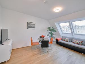 sala de estar con sofá y mesa en Pension Primavera 2, en Viena