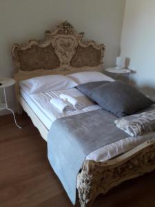 un grande letto in una camera da letto con due tavoli di Il Borgo dei Molini a Torreglia