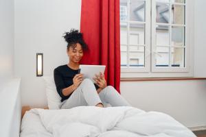 パリにあるMIJE MARAIS Hostelの石版を見ながら座っている女性