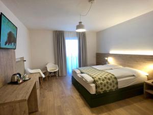 Letto o letti in una camera di Hotel Kronplatzer Hof