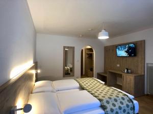 Letto o letti in una camera di Hotel Kronplatzer Hof