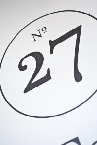um relógio com o número num círculo em 27 The Terrace em St. Ives