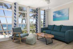 a living room filled with furniture and a couch at La Jolla Resort in Islamorada