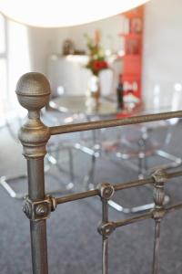 a metal pole with a microphone in front of a table at Gästehaus am Landgut in Schönwalde