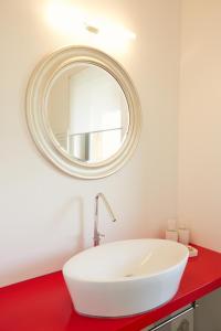 bagno con lavandino bianco e specchio di Gästehaus am Landgut a Schönwalde
