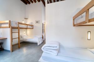Двуетажно легло или двуетажни легла в стая в MIJE MARAIS Hostel