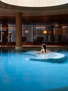 Bazén v ubytování Lefay Resort & SPA Dolomiti nebo v jeho okolí