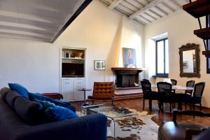 sala de estar con sofá y mesa en Historic Center of Spoleto/Terrace with Fantastic Views/Car Unneccesary, en Spoleto