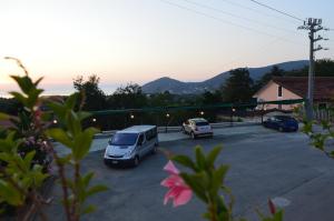 Nespecifikovaný výhled na hory nebo výhled na hory při pohledu z hotelu