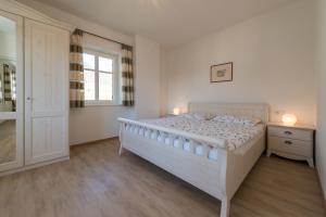 A bed or beds in a room at Mairhof