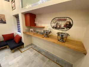 uma cozinha com um balcão de madeira e um lavatório em Backpackers Den em Lucknow