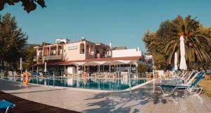 Bazén v ubytování Vournelis Hotel nebo v jeho okolí