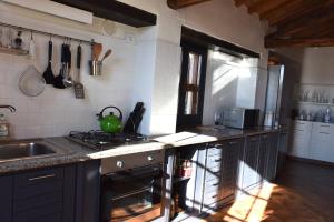 cocina con fregadero y fogones horno superior en Historic Center of Spoleto/Terrace with Fantastic Views/Car Unneccesary, en Spoleto