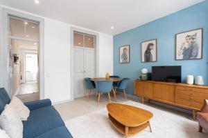 ein Wohnzimmer mit einem Sofa und einem Tisch in der Unterkunft FLH Lx Factory Charming Place in Lissabon