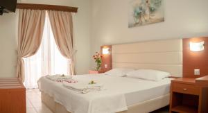 Postel nebo postele na pokoji v ubytování Vournelis Hotel