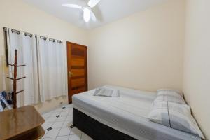 a bedroom with a bed and a ceiling fan at Apto Térreo - Rio das Ostras in Rio das Ostras