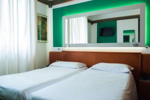 Postel nebo postele na pokoji v ubytování Jet Hotel, Sure Hotel Collection by Best Western
