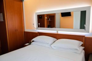 Postel nebo postele na pokoji v ubytování Jet Hotel, Sure Hotel Collection by Best Western