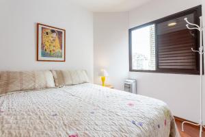 Habitación blanca con cama y ventana en Conforto e Charme em Pinheiros, en São Paulo