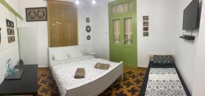 Televisyen dan/atau pusat hiburan di GuestHouse COMFY - rooms with a shared kitchen and bathroom