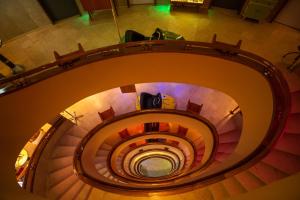 une vue sur un escalier en colimaçon dans un bâtiment dans l'établissement Pao de Acucar Hotel, à Porto