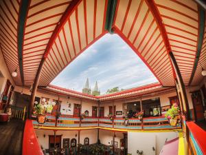 an arcade with a large window in a building at Hotel Jardin Antioquia in Jardin