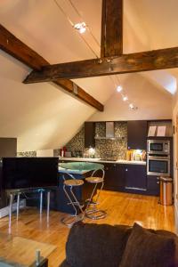 una cocina con armarios negros y una mesa en una habitación en Apartment No.2 - The Old Red King Pub MCR en Mánchester