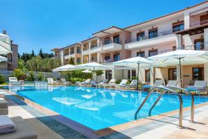 Bazen u ili blizu objekta Hesperides Hotel Pefkochori