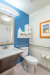
A bathroom at Holiday Inn Express Saint Simons Island, an IHG Hotel
