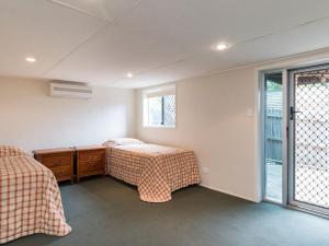 瞭望角的住宿－Cylinder Sands，一间卧室设有两张床和窗户。