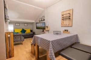 Televízia a/alebo spoločenská miestnosť v ubytovaní Apartments Grillstube