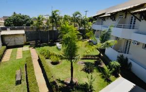 una vista aérea de un patio con palmeras en Pousada Aruana Praia, en Aracaju