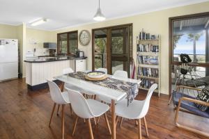 een keuken en eetkamer met een tafel en stoelen bij Eyrie in Point Lookout +9 foto's
